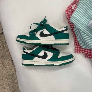 Sz 8 / Dunk Low Se 'Lottery Pack - Malachite'
Used / Box: None / DR9654 100 GOAT